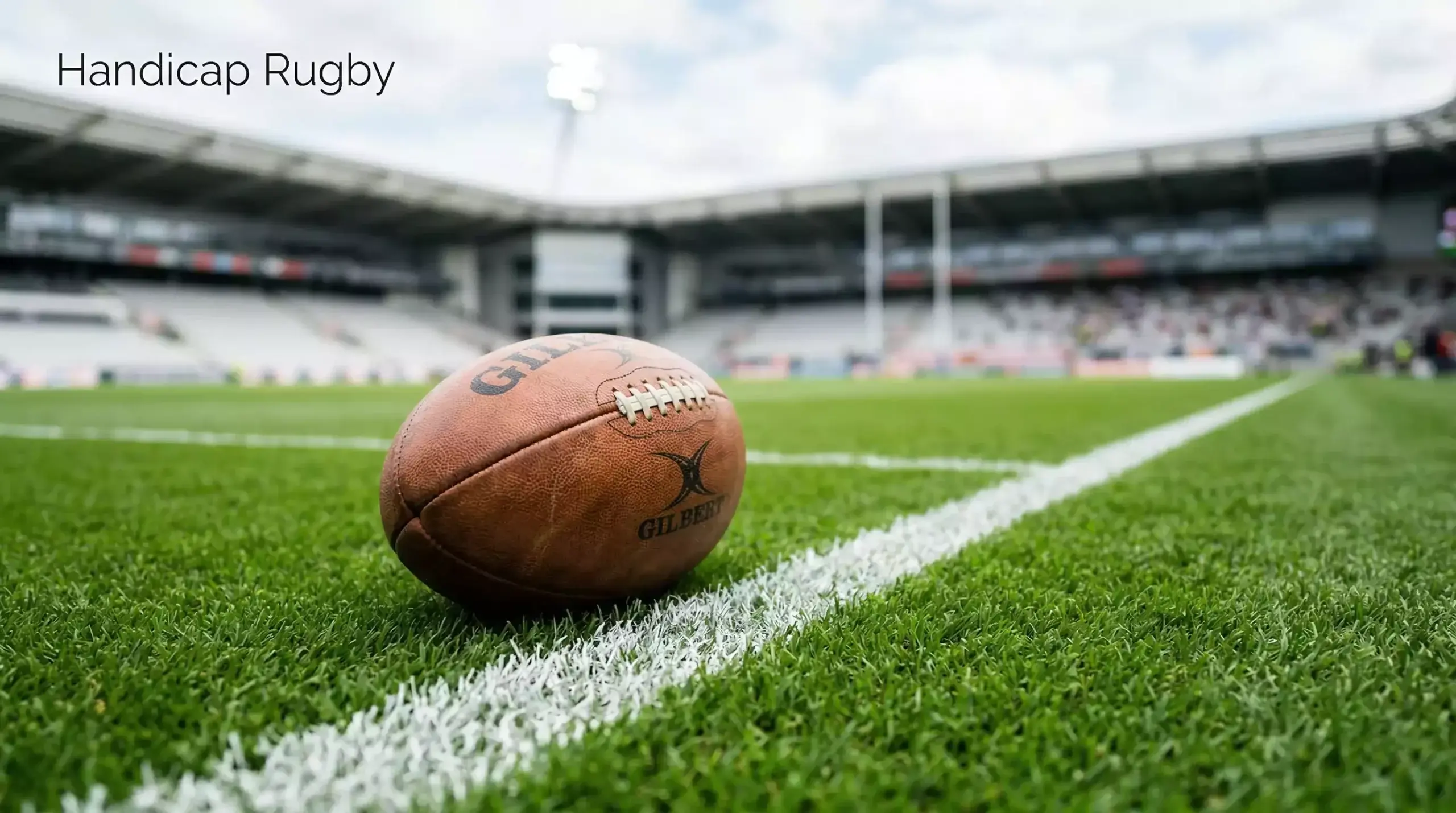 Balón de rugby sobre campo con líneas de hándicap marcadas